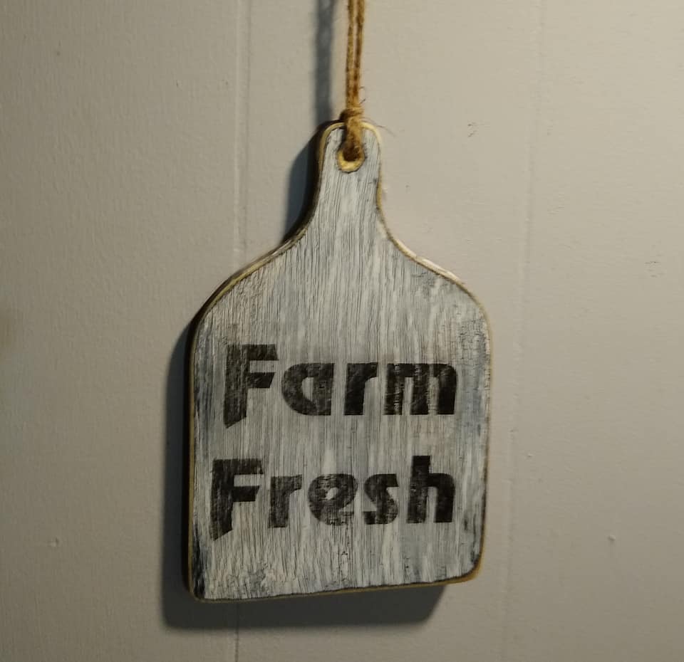 Vintage farmhouse style wooden cutting/bread board "Farm Fresh" hanging sm