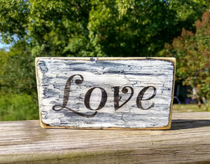 Vintage farmhouse style wooden sign "Love" sm