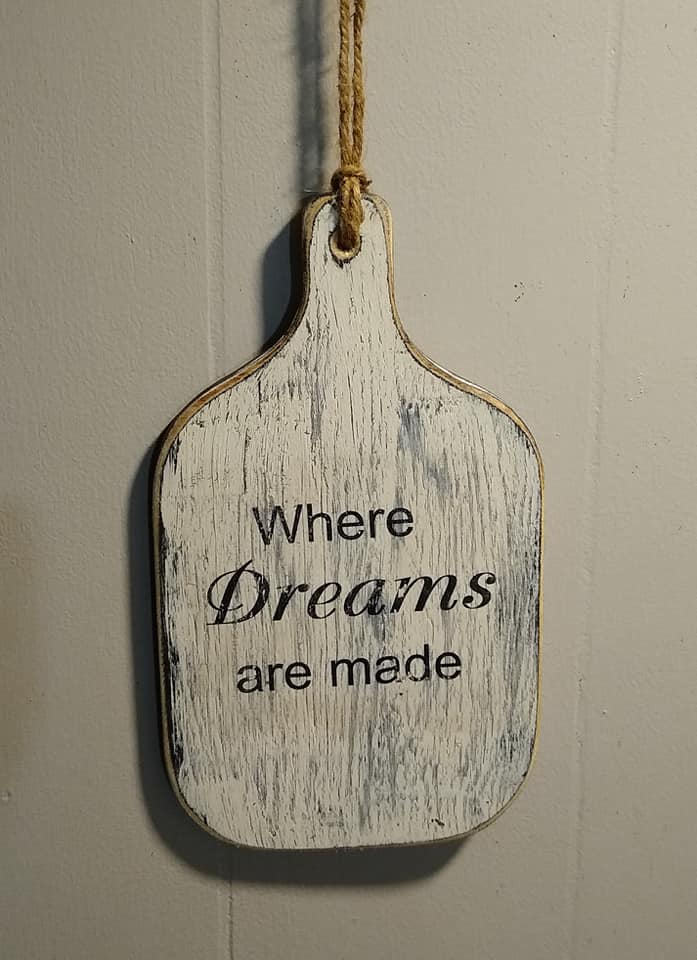 Vintage farmhouse style wooden cutting/bread board "Where Dreams are made" hanging sm